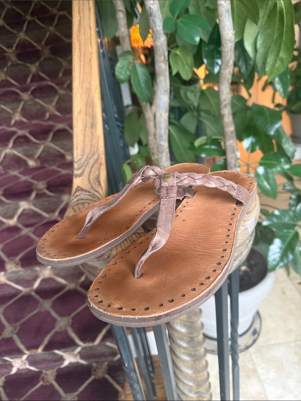 UGGS ladies, leather thong women’s size 9 very good condition - Picture 8 of 8